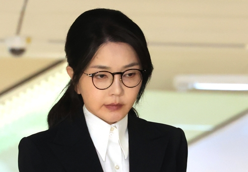 윤석열 전 대통령 부인 김건희 여사가 6일 서울 종로구 KT광화문빌딩 웨스트에 마련된 민중기 특별검사팀에서 피의자 신분으로 조사를 받고 귀가하고 있다.  [연합뉴스]