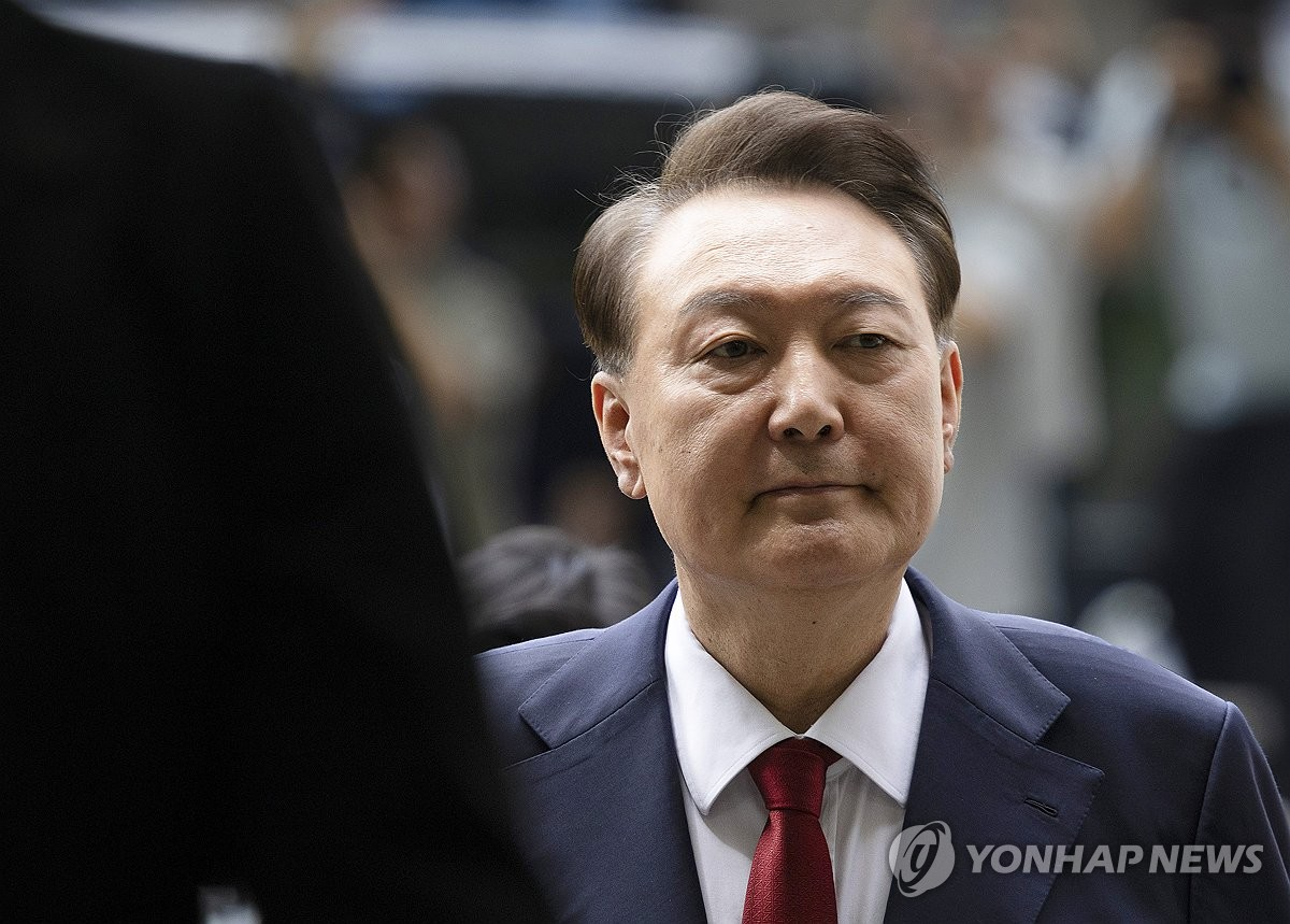 [속보] 尹 “팔 빠질 듯, 제발 놔라”…“65세 노인 강제구인 시도, 형사책임 물을 것”