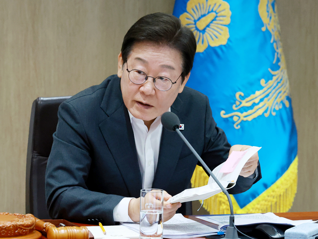 이재명 대통령이 지난달 29일 서울 용산 대통령실 청사에서 열린 국무회의에서 중대재해 근절대책 토론을 하고 있다.  [연합뉴스 제공]