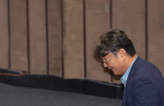 이춘석 의원이 지난 5일 국회 본회의에서 방송법 일부개정법률안 관련 필리버스터 종결 동의를 표결하는 투표를 한 뒤 밖으로 나서고 있다. [연합뉴스]