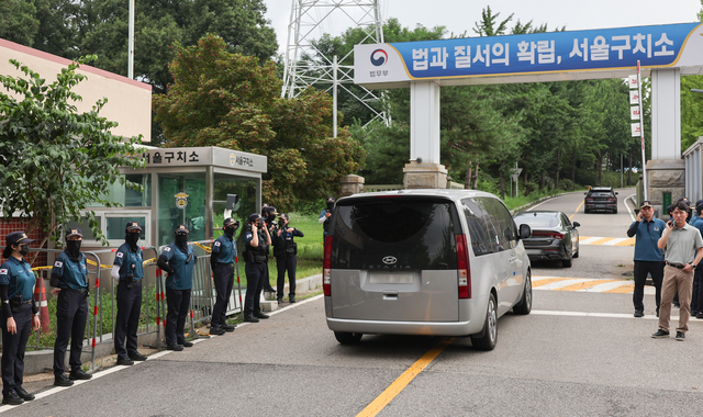 김건희특검팀(민중기 특별검사)은 7일 윤석열 전 대통령을 체포영장을 재집행하기 위해 경기도 의왕시 서울구치소로 들어가고 있다. [연합뉴스]