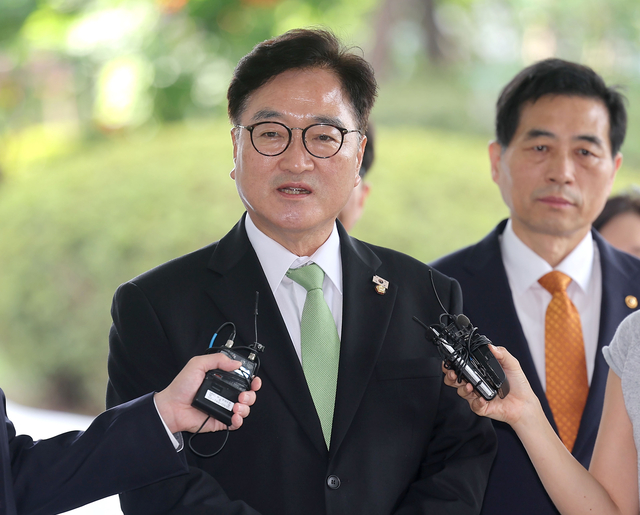 우원식 국회의장이 7일 서울 서초구 서울고등검찰청에 마련된 내란 특검 사무실에 참고인 조사를 받기 위해 출석하며 취재진 질문에 답변하고 있다. [연합뉴스]