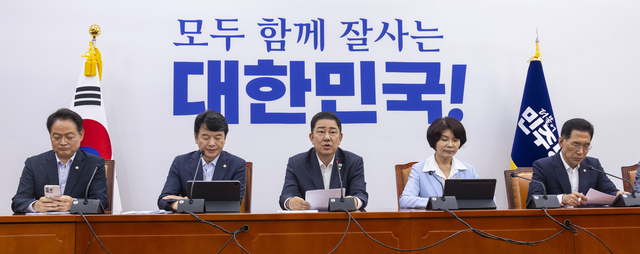 김병기 더불어민주당 원내대표가 7일 국회에서 열린 원내대책회의에서 발언하고 있다. [연합뉴스]