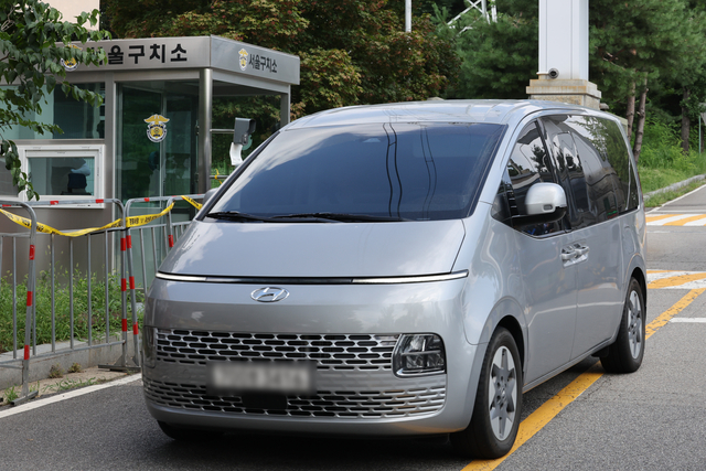 김건희특검팀(민중기 특별검사)이 7일 윤석열 전 대통령의 체포에 실패한 뒤 경기도 의왕시 서울구치소를 나서고 있다. [연합뉴스]