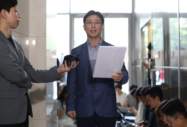 업무상 과실치사 혐의로 고발된 임성근 전 해병대 1사단장이 피의자 신분으로 조사를 받기 위해 7일 서울 서초동 순직해병특검팀으로 출석하며 입장문을 읽고 있다. [연합뉴스]
