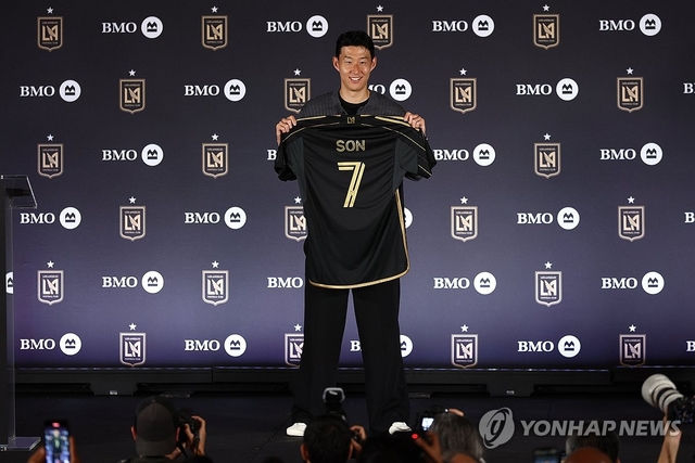 손흥민이 6일(현지시간) 미국 로스앤젤레스(LA) BMO 스타디움에서 열린 로스앤젤레스FC(LAFC) 입단 기자회견에서 유니폼을 들고 기념촬영을 하고 있다. 연합뉴스