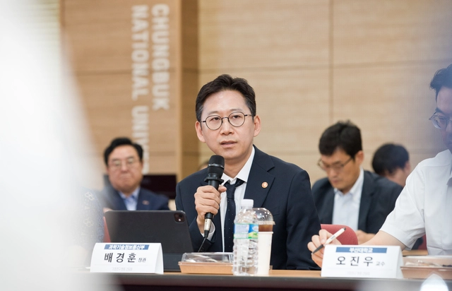 배경훈 과기정통부 장관이 7일 충북대에서 기초연구 분야 연구자들과 현장 간담회를 하고 있다. 과기정통부 제공