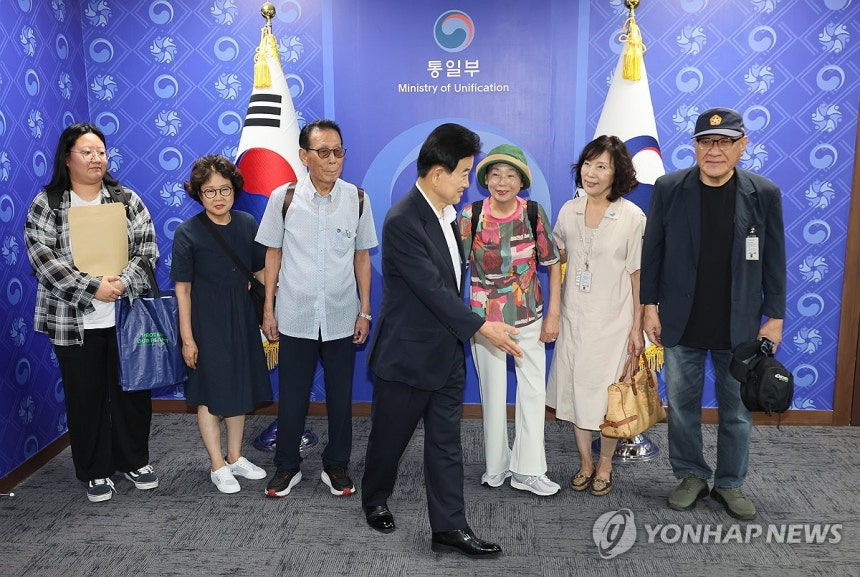 정동영 만난 납북자 가족, 갑자기 무릎꿇고…“좀 도와주세요”