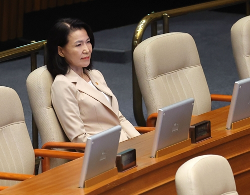‘법카 사적 사용 혐의’ 이진숙 “정치 목적 수사, 인간을 굴종하게 만들 순 없어”