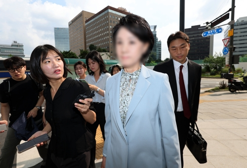 한학자 통일교 총재 비서실장인 정모 씨가 8일 조사를 받기 위해 민중기 특별검사팀이 있는 서울 종로구 KT광화문빌딩 웨스트로 출석하고 있다.  [사진공동취재단]