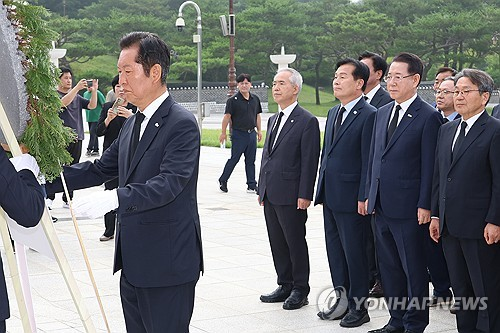 더불어민주당 정청래 대표가 8일 광주광역시 북구 국립 5·18민주묘지를 찾아 5·18민주항쟁추모탑에 헌화하고 있다. [광주=연합뉴스]