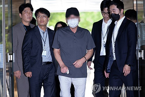 9명의 사망자를 낸 서울 시청역 역주행 사고 가해 차량 운전자 차모 씨가 구속 전 피의자 심문(영장실질심사)을 받기 위해 지난 7월 30일 오전 서초구 서울중앙지법으로 들어서고 있다. [연합뉴스]