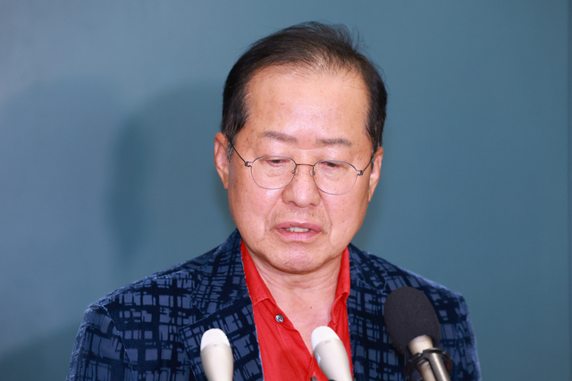 귀국 뒤 취재진 만난 홍준표 전 대구시장. 연합뉴스