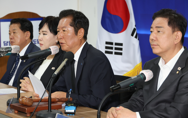 정청래 더불어민주당 대표가 8일 전남 무안군 전남도당에서 취임 후 처음으로 열린 현장 최고위원회의에서 발언하고 있다. [연합뉴스]