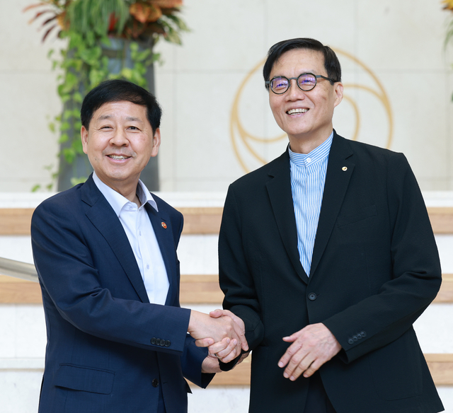 구윤철(왼쪽) 경제부총리가 지난 7일 서울 중구 한국은행 로비에서 이창용 한은 총재와 악수하고 있다. [한국은행 제공]
