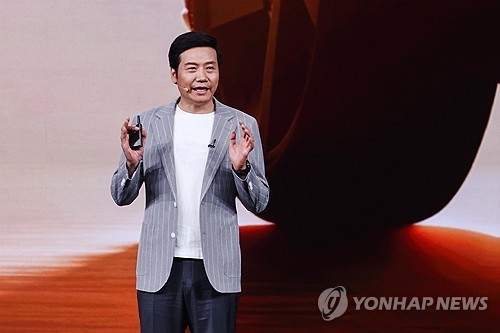 지난 6월 중국 베이징에서 열린 샤오미의 전기차 신차 모델 공개 행사에서 발언하는 레이쥔 최고경영자(CEO). EPA 연합뉴스 자료사진