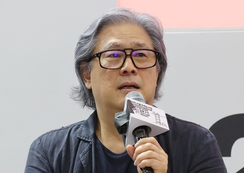 박찬욱 감독이 지난달 20일 서울 강남구 코엑스에서 열린 ‘2025 서울국제도서전’에서 ‘박찬욱 감독의 믿을 구석’을 주제로 강연하고 있다. 연합뉴스 자료사진