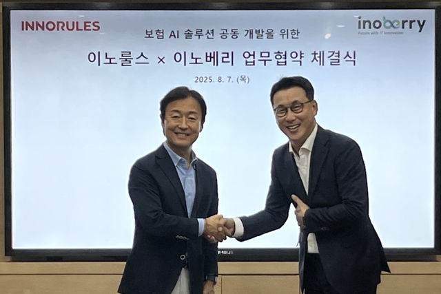 장인수(왼쪽) 이노룰스 대표와 조민재 이노베리 대표가 지난 7일 업무협약식에서 기념촬영을 하고 있다. 이노룰스 제공