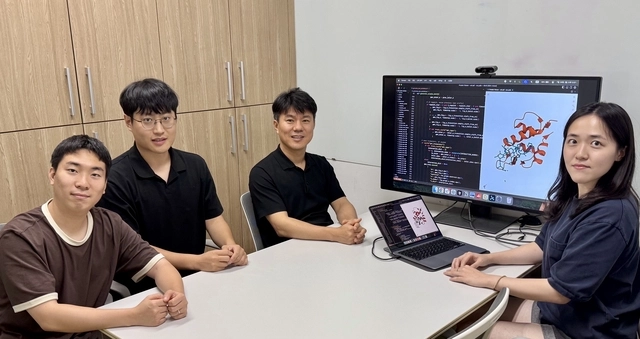 정원호(왼쪽부터) 석박사통합과정, 이중원 석박사통합과정,  김우연 교수, 서지수 석박사통합과정.
KAIST 제공