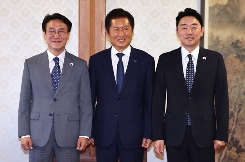 김민석 국무총리(왼쪽)가 10일 서울 종로구 삼청동 총리공관에서 열린 고위당정협의회에서 더불어민주당 정청래 대표(가운데), 강훈식 대통령 비서실장과 기념촬영을 하고 있다. 연합뉴스