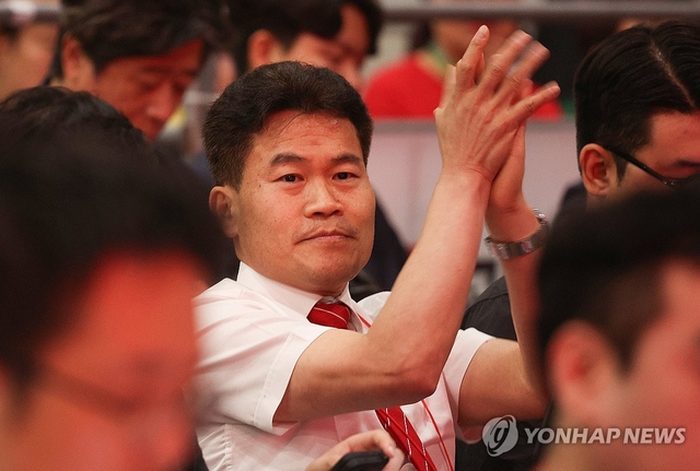 유튜버 전한길 씨가 지난 8일 대구 북구 엑스코에서 열린 국민의힘 제6차 전당대회 대구·경북 합동연설회에 참석하고 있다. 연합뉴스