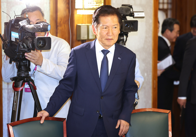 정청래 더불어민주당 대표가 10일 서울 종로구 삼청동 총리공관에서 열린 고위당정협의회에 입장하고 있다. [연합뉴스]