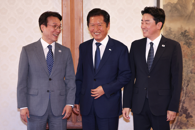 김민석(왼쪽) 국무총리가 10일 서울 종로구 삼청동 총리공관에서 열린 고위당정협의회에서  정청래(가운데) 더불어민주당 대표, 강훈식 대통령 비서실장과 기념촬영을 하고 있다. [연합뉴스]