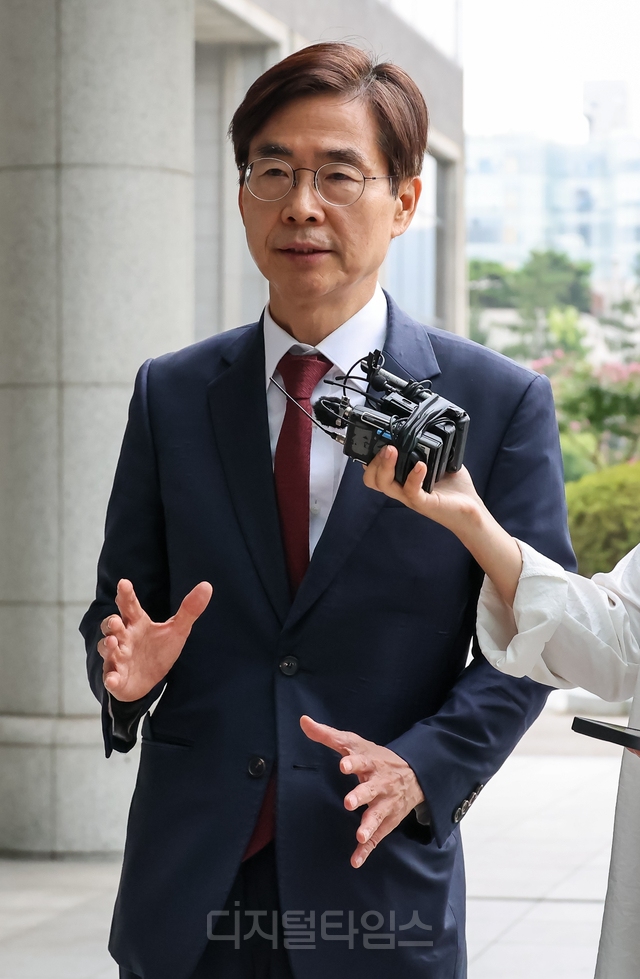 조경태 국민의힘 의원이 11일 서울고등검찰청에 마련된 내란특검 사무실에 참고인 신분으로 출석하고 있다. 박동욱 기자 fufus@