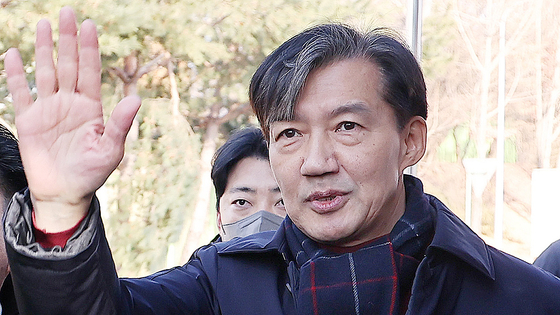 조국 전 조국혁신당 대표가 지난해 12월 경기도 의왕 서울구치소 앞에서 지지자들을 향해 손을 흔들고 있다. [연합뉴스]