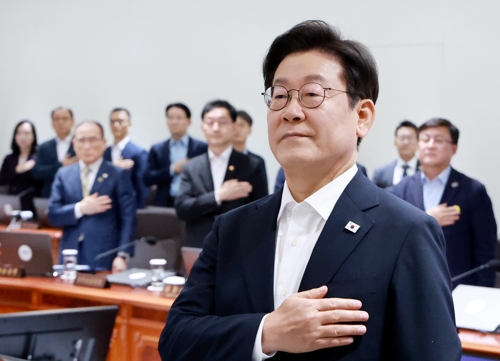 이재명 대통령이 11일 서울 용산 대통령실 청사에서 열린 임시 국무회의에서 국기에 경례하고 있다.  [연합뉴스]