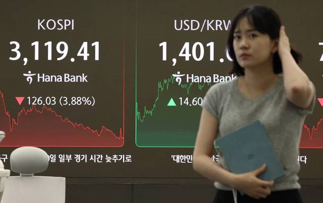 1일 서울 중구 하나은행 본점 딜링룸. 이날 코스피는 전장보다 126.03포인트(3.88%) 내린 3,119.41에 장을 마쳤다. 연합뉴스 제공