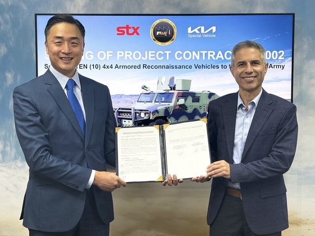 STX 페루 법인 소장(왼쪽)과 호르헤 바르가스 페루 육군 조병창장이 지난 7일(현지시간) 소형전술차량 공급 계약 체결을 기념하며 현지에서 기념촬영을 하고 있다. STX 제공