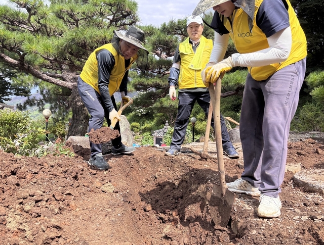 한국산업단지공단은 11일 수해를 입은 경상남도 산청군 내공마을 일대에서 복구 봉사활동을 펼쳤다. 사진 왼쪽부터 이상훈 한국산업단지공단 이사장, 김은철 한국산업단지공단 경남지역본부장. [산단공]