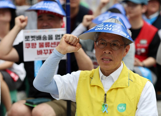 권영국  정의당 대표가 지난 1일 서울 쿠팡 잠실 본사 앞에서 열린 ‘하루파업 결의대회’에서 구호를 외치고 있다. [연합뉴스]