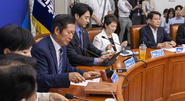 정청래 더불어민주당 대표가 11일 국회에서 최고위원회의를 시작하고 있다. [연합뉴스]