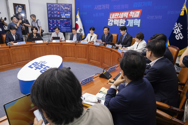 정청래 더불어민주당 대표가 11일 국회에서 열린 최고위원회의에서 발언하고 있다. [연합뉴스]