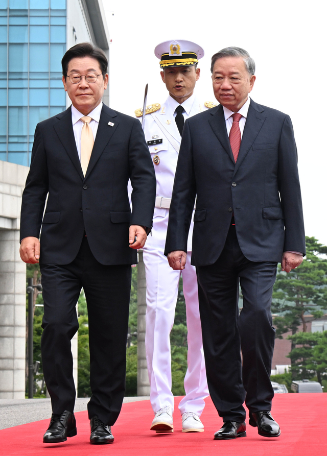 의장대 사열하는 이재명 대통령과 또 럼 베트남 서기장. 연합뉴스
