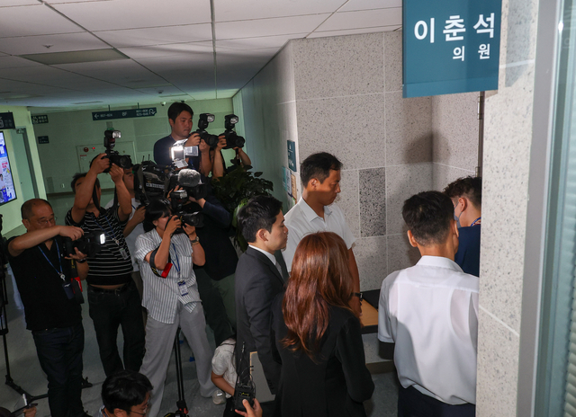 경찰 관계자가 11일 주식 차명거래 의혹을 받는 이춘석 의원 사무실을 압수수색하기 위해  국회의원회관 내 의원실로 들어가고 있다. [연합뉴스]