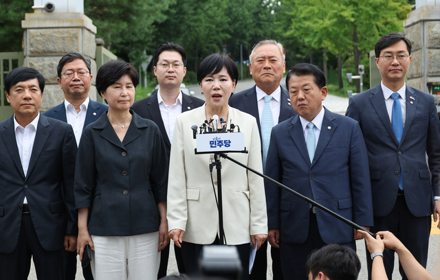 더불어민주당 3대 특검 종합대응특별위원회의 의원들이 11일 윤석열 전 대통령이 수감된 서울구치소를 방문해 취재진 앞에서 브리핑하고 있다. [연합뉴스]