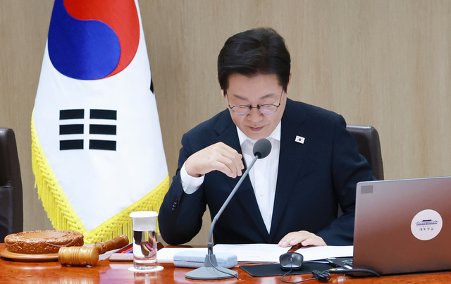 이재명 대통령, 국무회의 의안 심의 준비. 연합뉴스