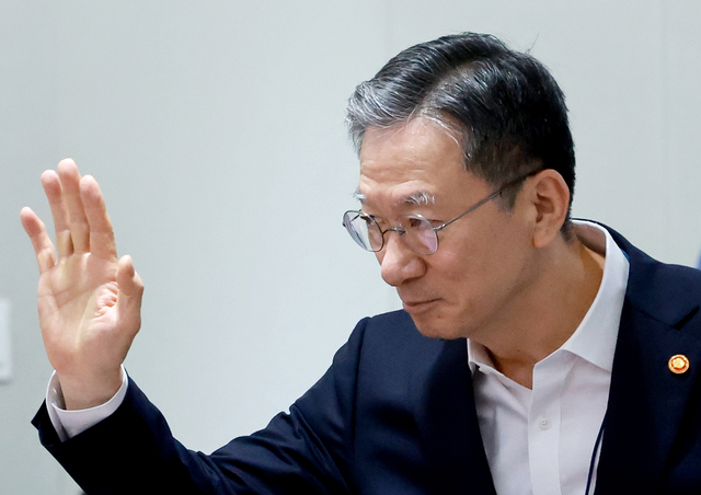 정성호 법무부 장관이 11일 서울 용산 대통령실 청사에서 이재명 대통령 주재로 열린 임시 국무회의에 참석하며 정동영 통일부 장관을 향해 인사하고 있다. 연합뉴스