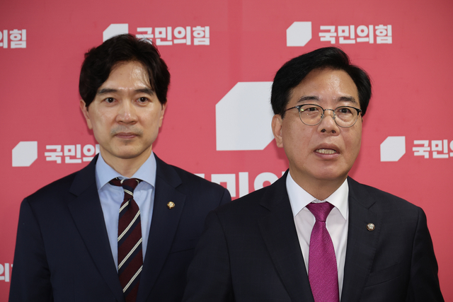송언석(오른쪽) 국민의힘 비상대책위원장 겸 원내대표가 11일 국회 본청에서 조국 전 법무부 장관(전 조국혁신당 대표) 등에 대한 광복절 특별사면 발표와 관련해 취재진 앞에서 발언하고 있다.<연합뉴스 사진>