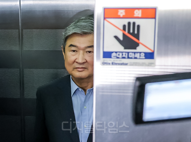 조태용 전 국가정보원장이 지난달 29일 서울 서초구 순직해병특검에 피의자 신분으로 출석하고 있다. 박동욱기자 fufus@