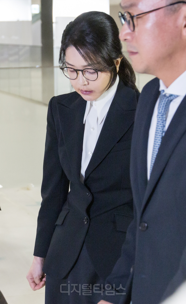 윤석열 전 대통령 부인 김건희 여사가 6일 서울 종로구 KT광화문빌딩 웨스트에 마련된 민중기 특별검사팀 사무실에서 조사를 마친 뒤 이동하고 있다. 박동욱기자 fufus@