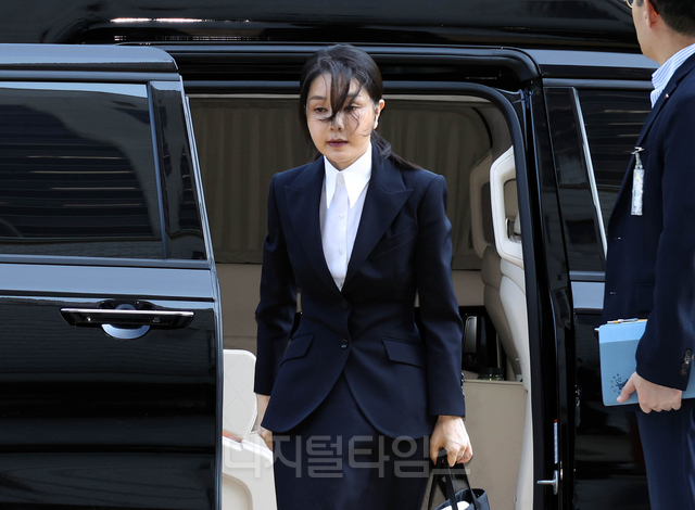 윤석열 전 대통령 부인 김건희 씨가 12일 오전 서울 서초구 서울중앙지법에서 열린 구속 전 피의자 심문(영장실질심사)에 출석하고 있다. [사진공동취재단]