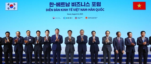 김민석(왼쪽에서 일곱번째) 국무총리, 최태원(왼쪽에서 여섯번째) 대한상의 회장, 또 럼(왼쪽에서 여덟번째) 베트남 당서기장 등 한국과 베트남 기업·기관 관계자들이 12일 소공동 롯데호텔에서 열린 ‘한-베트남 비즈니스 포럼’에 참석해 기념촬영을 하고 있다. 대한상공회의소 제공