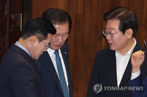 지난해 9월 국회에서 이재명 대통령과 정청래 민주당 대표, 박찬대 의원이 대화하는 모습. [연합뉴스]