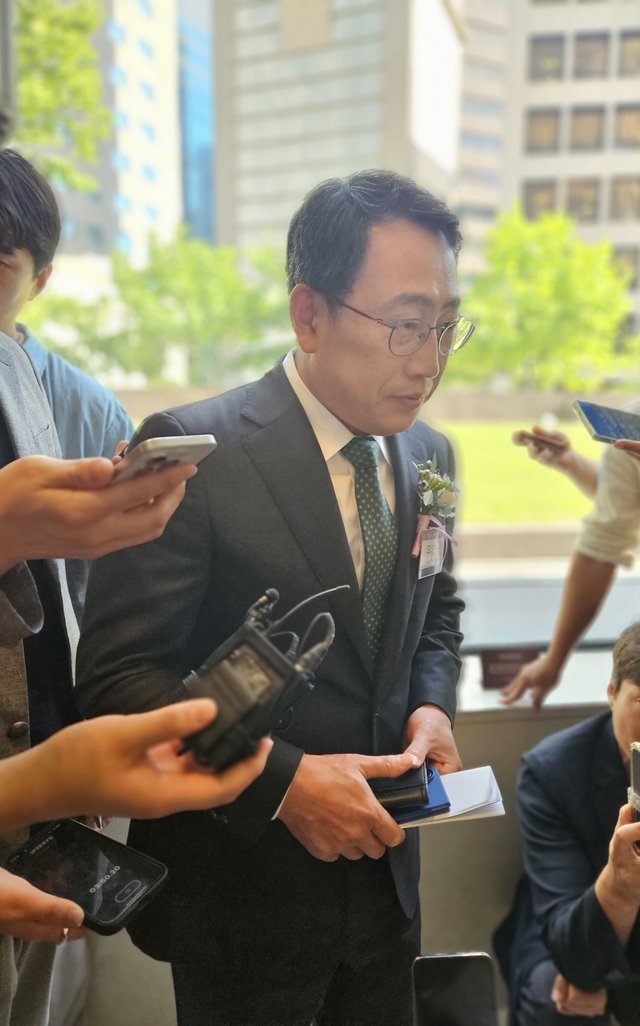 유영상 SKT 대표가 12일 서울 중구 웨스틴조선호텔에서 열린 ‘정부-이통사 AI 투자협력 선언식’에서 기자들의 질문에 답하고 있다. 김나인 기자