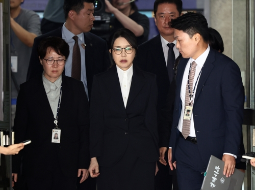 윤석열 전 대통령 부인 김건희 여사가 12일 구속 전 피의자 심문(영장실질심사)을 마친 뒤 서울 서초구 서울중앙지법을 나서고 있다. [사진공동취재단]