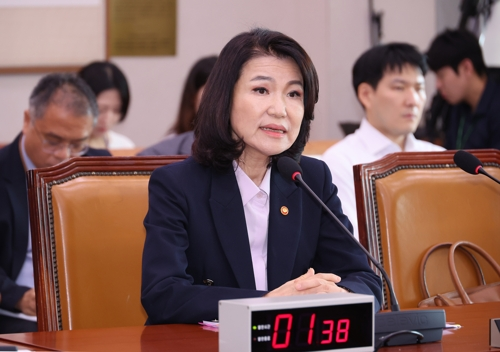 지난 1일 서울 여의도 국회에서 방송 3법, 노란봉투법, 상법 등 을 심의하기 위해 열린 법제사법위원회 전체회의에서 이진숙 방송통신위원장이 의원 질의에 답변하고 있다. [연합뉴스]